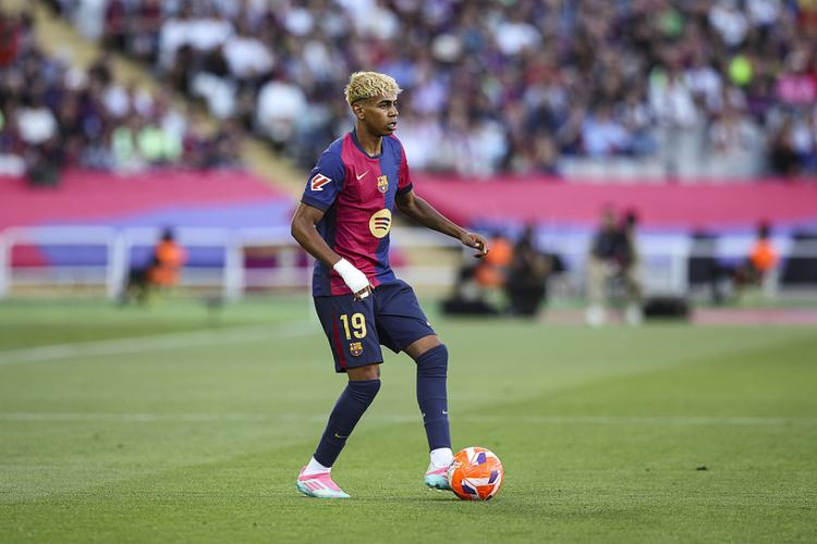 主裁谈拜仁点球：塔的手扩大了接触面积；凯恩的肘碰到了对方