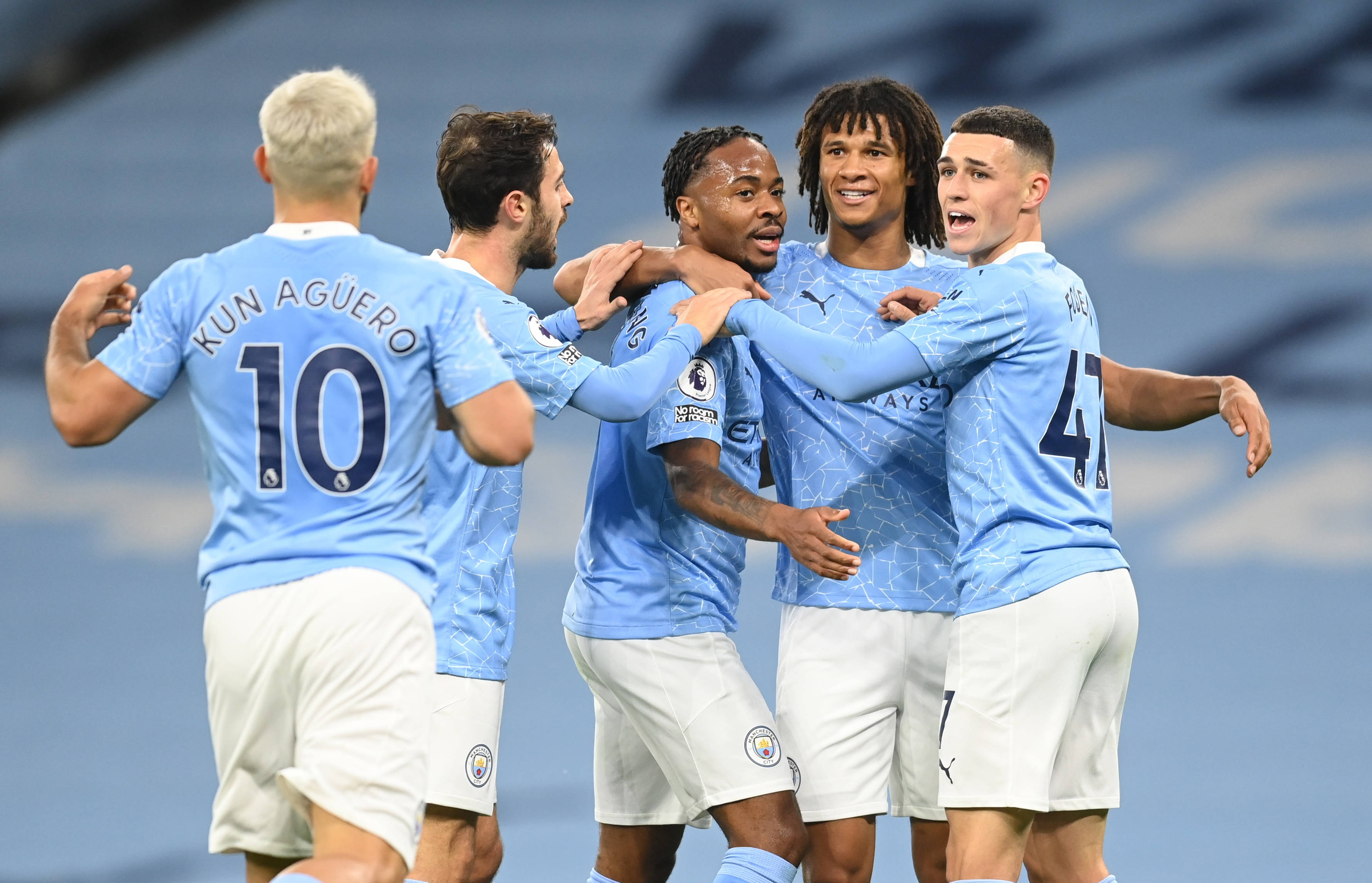 郎才女貌！英媒：库尔图瓦携妻子参加颁奖典礼，后者闪耀全场（英媒：库尔图瓦携妻亮相颁奖礼，太太光彩夺目）