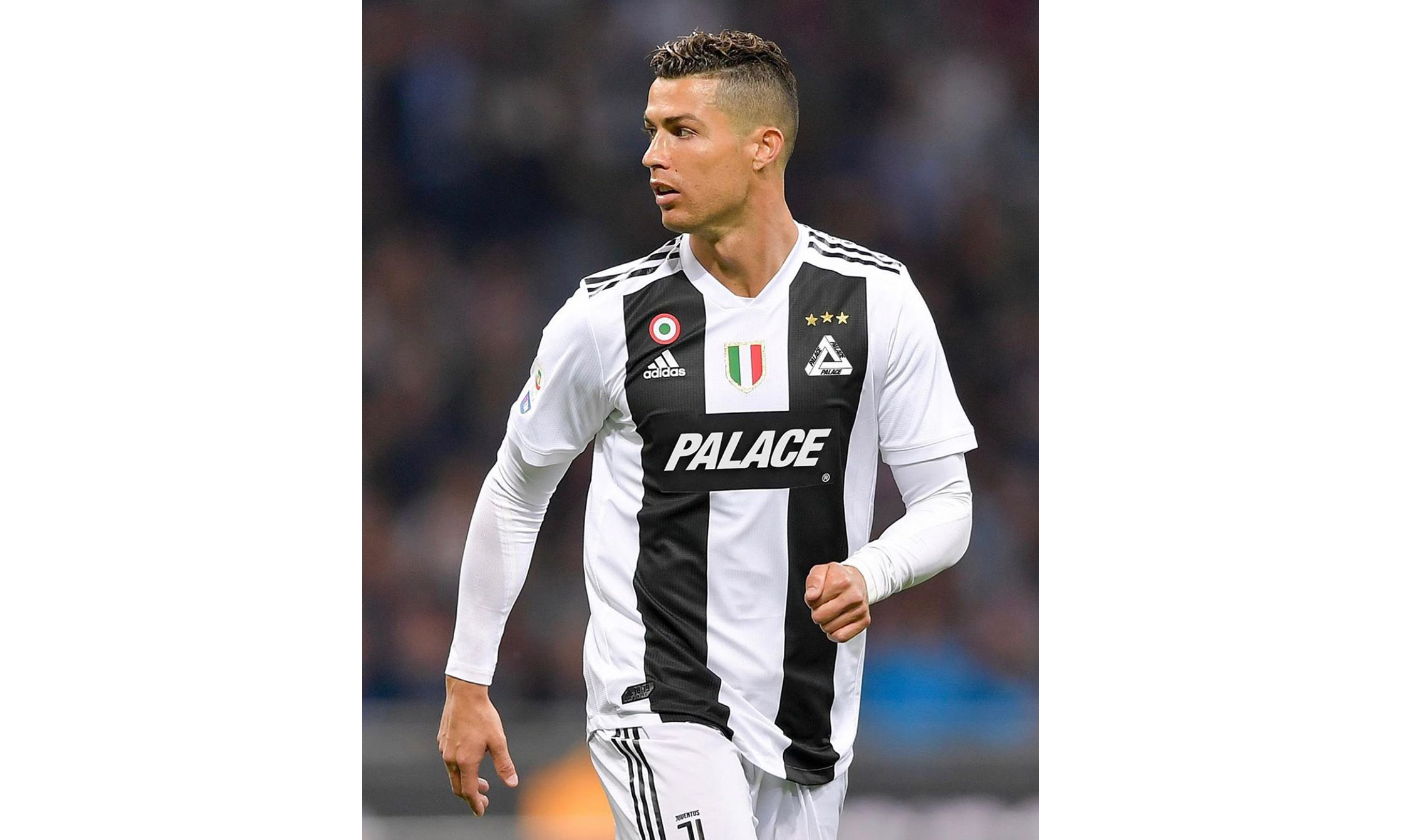 整活，布拉格斯拉维亚把梅西回诺坎普的背景P成自家主场