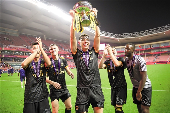 打满12分钟！怀特首节投篮10中5，得到12分2篮板2助攻