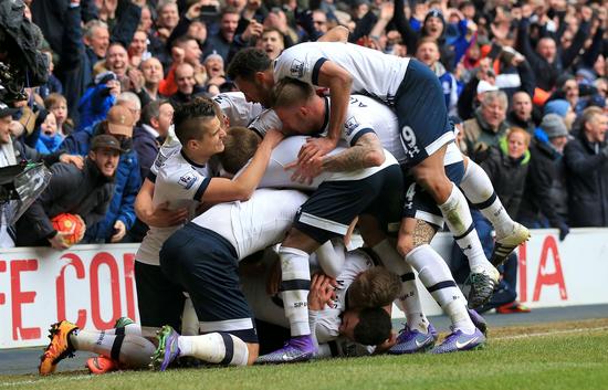 足球英超豪门逆转取胜，主帅赛后握拳怒吼