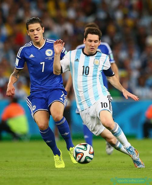 凯恩：2025最难忘时刻？ 当然是赢得德甲 生涯首冠的感觉棒极了（凯恩：2025年最难忘？捧起德甲，生涯首冠的感觉无与伦比）