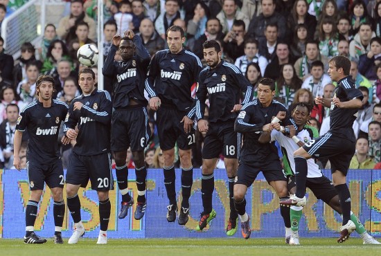 足球欧洲豪门宣布亏损，财政危机加深（欧洲足坛豪门披露亏损，财务困境加剧）