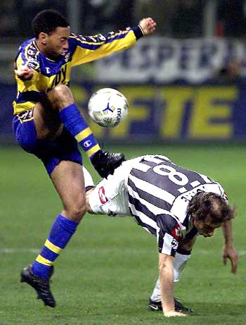 完成大四喜，姆巴佩当选欧冠官方本周最佳球员（姆巴佩轰四球，荣膺欧冠官方周最佳）